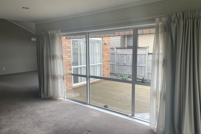 Photo of property in 4 Ravine Lane, Oteha, Auckland, 0632