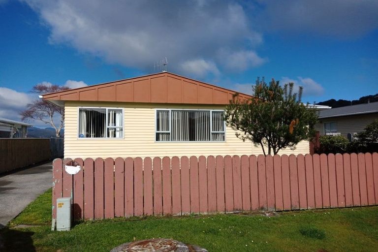 Photo of property in 10 Matthews Road, Wainuiomata, Lower Hutt, 5014