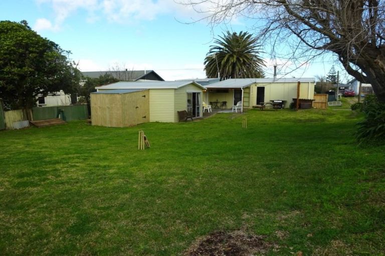 Photo of property in 35 Pratt Avenue, Foxton Beach, Foxton, 4815