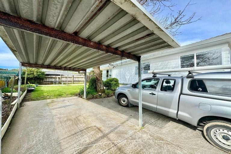 Photo of property in 1/6 Kirklow Place, Goodwood Heights, Auckland, 2105