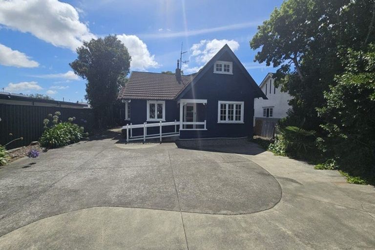 Photo of property in 810 Heretaunga Street East, Parkvale, Hastings, 4122