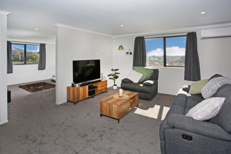 Photo of property in 49 Te Ara Aukati Terrace, Pokeno, 2471