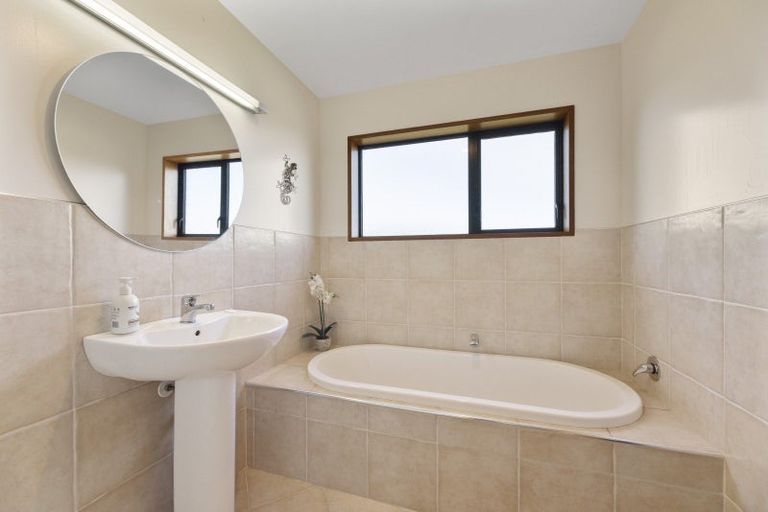 Photo of property in 14 Kingsgate Lane, Waihola, Milton, 9073