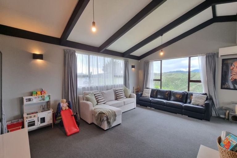 Photo of property in 4 Crown Hill, Titahi Bay, Porirua, 5022