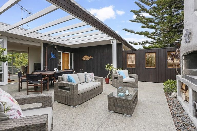 Photo of property in 10 Sandford Street, Campbells Bay, Auckland, 0630