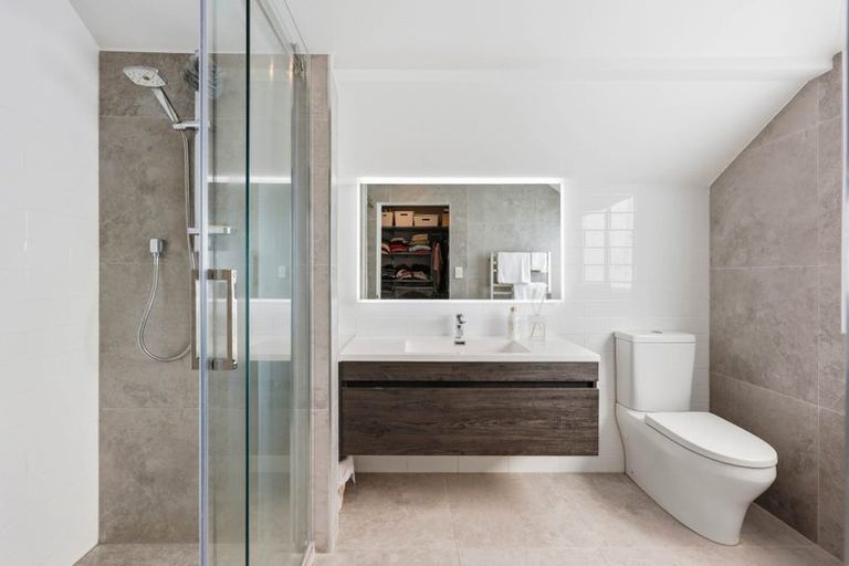 Photo of property in 2 Callender Place, Shelly Park, Auckland, 2014