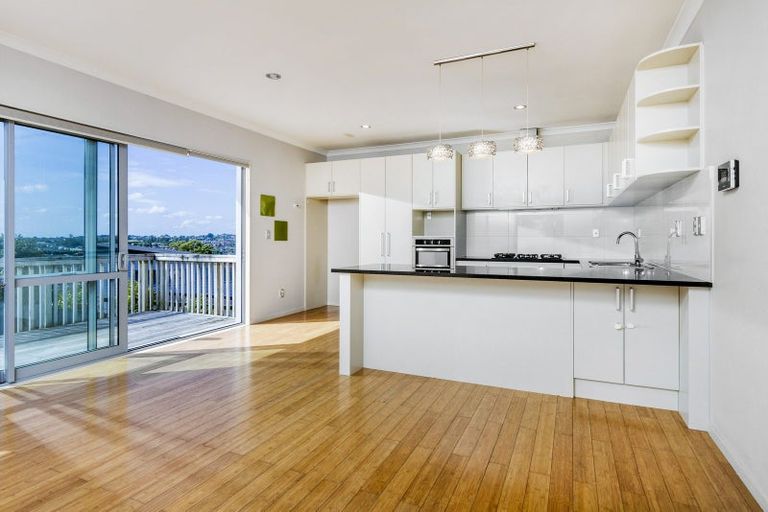 Photo of property in 44 Namsan Close, Fairview Heights, Auckland, 0632