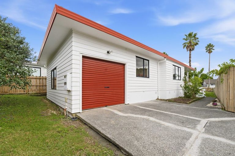 Photo of property in 2/68 Meadowood Drive, Unsworth Heights, Auckland, 0632