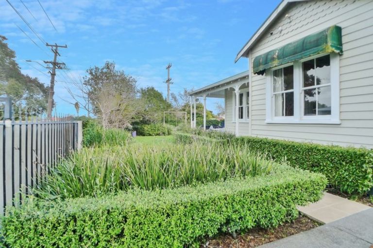 Photo of property in 24 Graham Avenue, Te Atatu Peninsula, Auckland, 0610