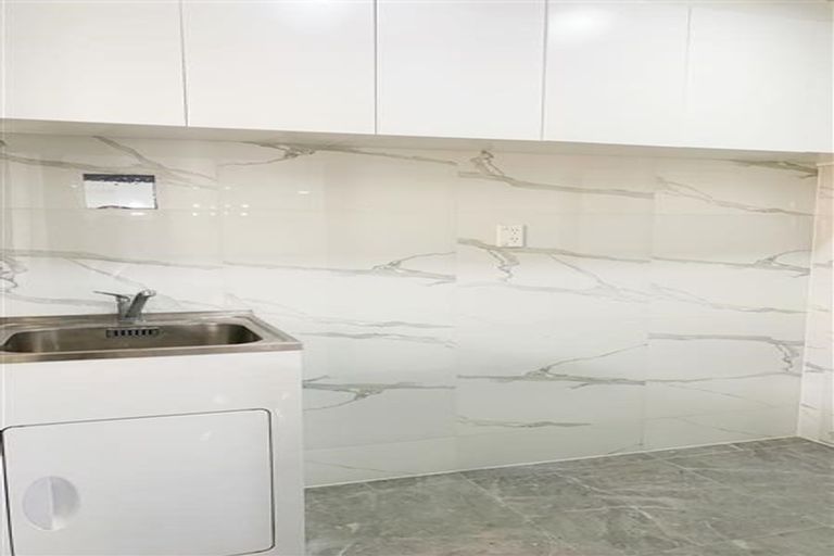 Photo of property in 2 Eyre Street, Henderson, Auckland, 0612