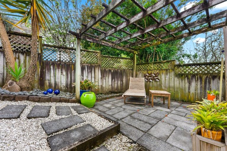 Photo of property in 2/301 Sunset Road, Sunnynook, Auckland, 0632