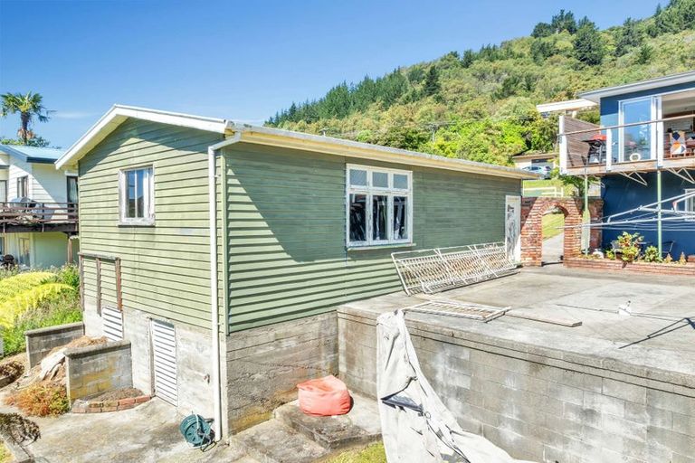 Photo of property in 82 Milton Terrace, Picton, 7220