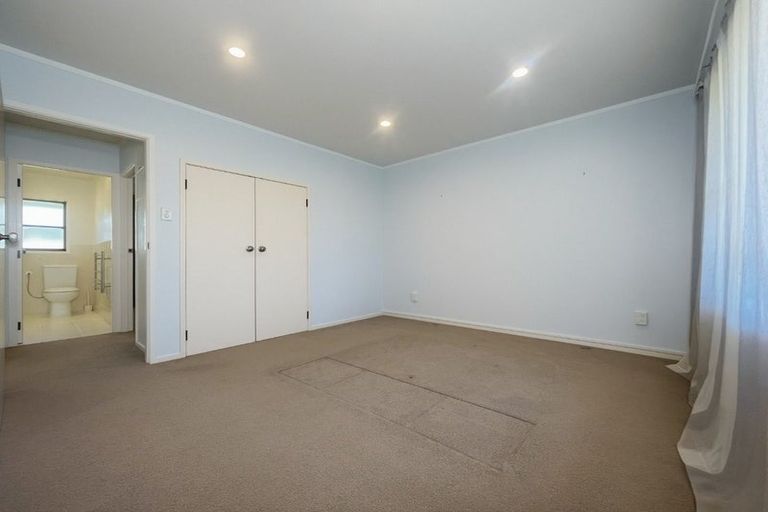 Photo of property in 1/9 Fuchsia Place, Birkdale, Auckland, 0626