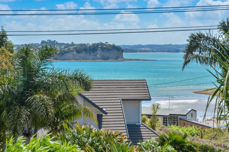 Photo of property in 2/19 Tindalls Bay Road, Tindalls Beach, Whangaparaoa, 0930