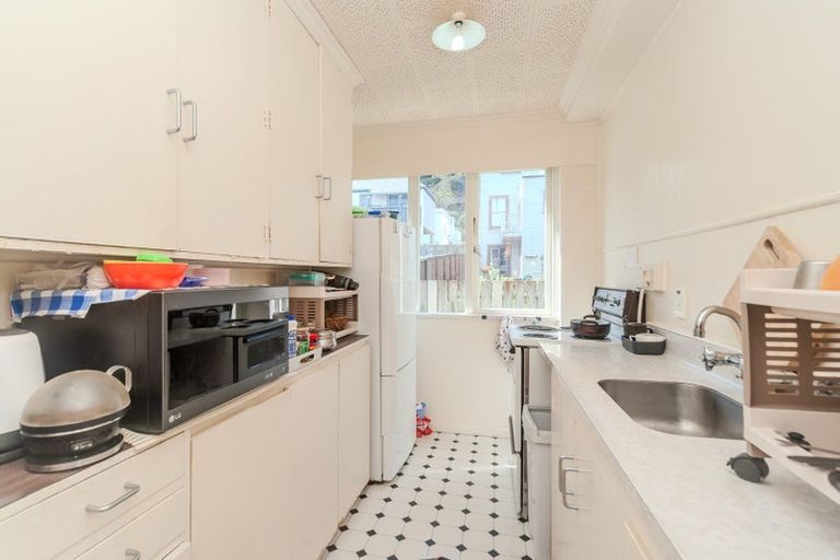 Photo of property in Westgate Flats, 4/36 Queen Street, Mount Victoria, Wellington, 6011