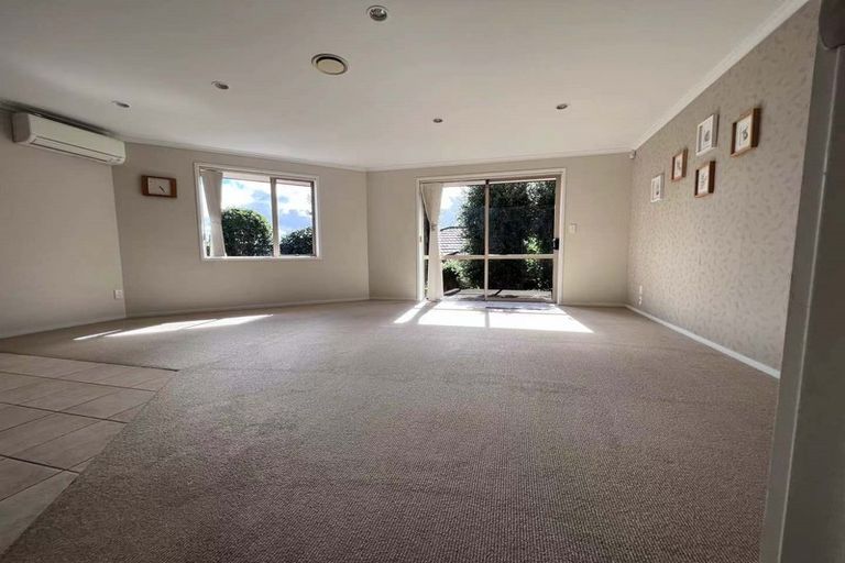Photo of property in 5 Sunvista Avenue, Oteha, Auckland, 0632