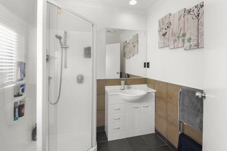 Photo of property in 25 Croftview Road, Wattle Downs, Auckland, 2103