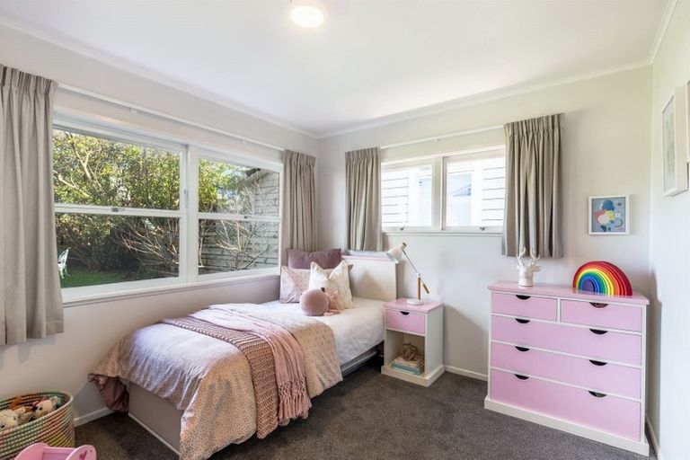 Photo of property in 33 Pupuke Road, Birkenhead, Auckland, 0627