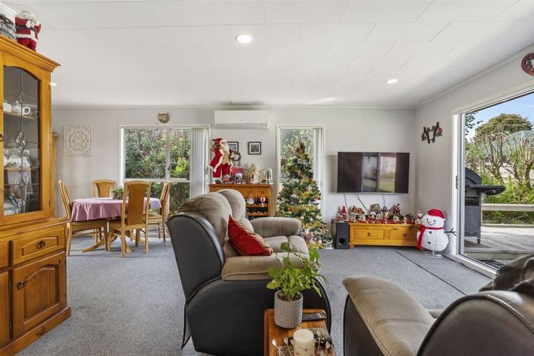 Photo of property in 7 Woodman Place, West Harbour, Auckland, 0618