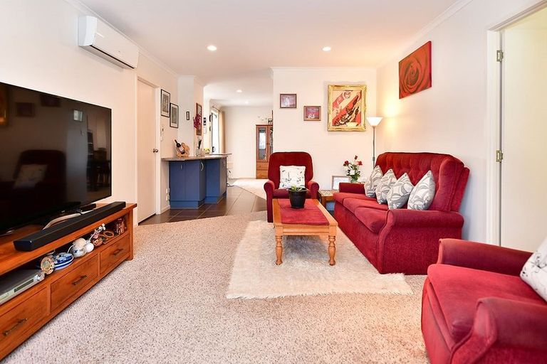 Photo of property in 8 Roberta Crescent, Orewa, 0931