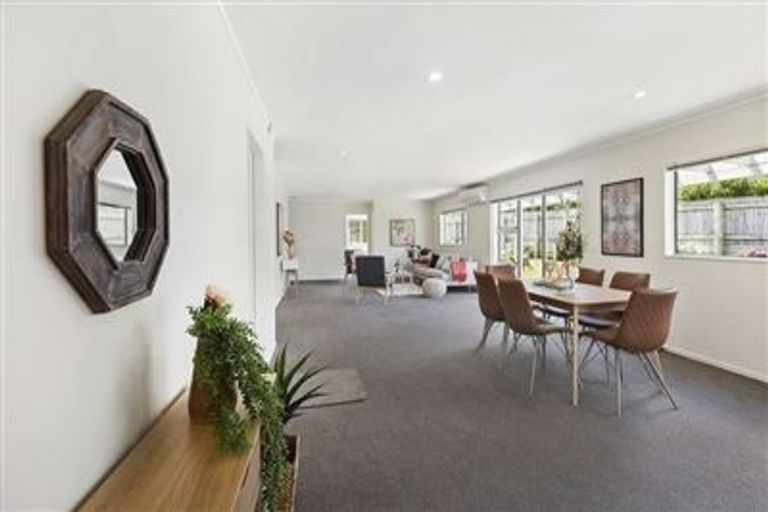 Photo of property in 14 Peel Lane, Aotea, Porirua, 5024