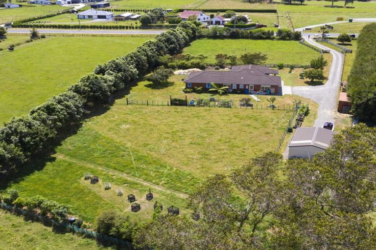 Photo of property in 468 Tararua Road, Levin, 5571