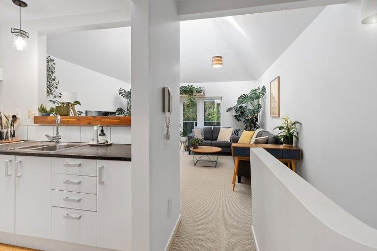 Photo of property in 16 Lawson Place, Mount Victoria, Wellington, 6011