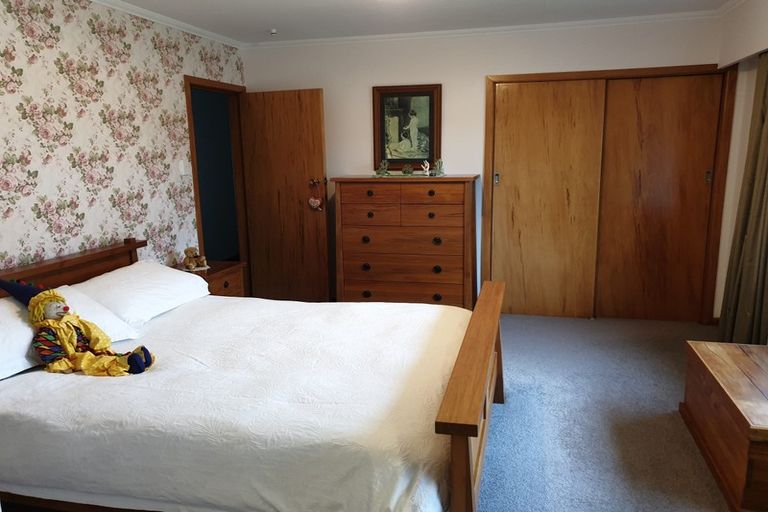 Photo of property in 8 Saulbrey Grove, Woburn, Lower Hutt, 5010