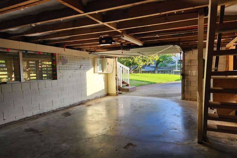 Photo of property in 1/1 Ribblesdale Road, Henderson, Auckland, 0612