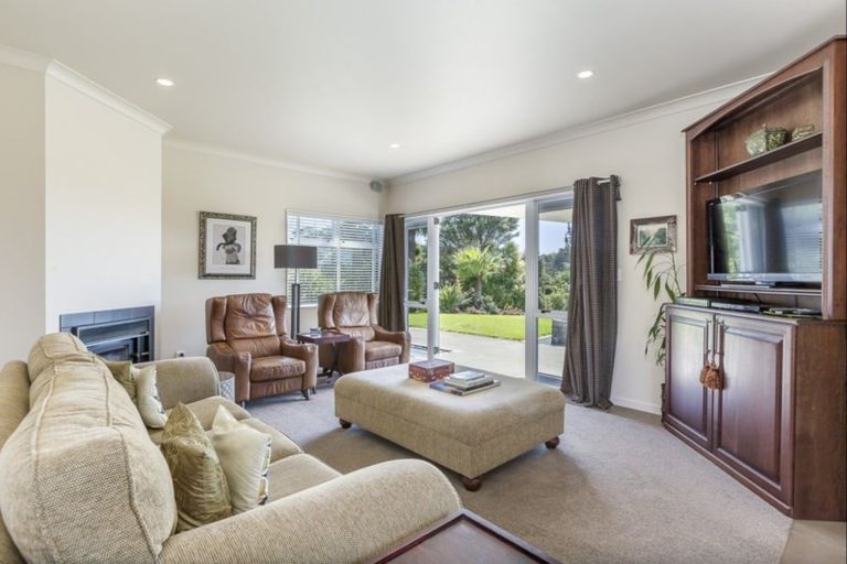 Photo of property in 87 Whangaparaoa Road, Red Beach, 0932