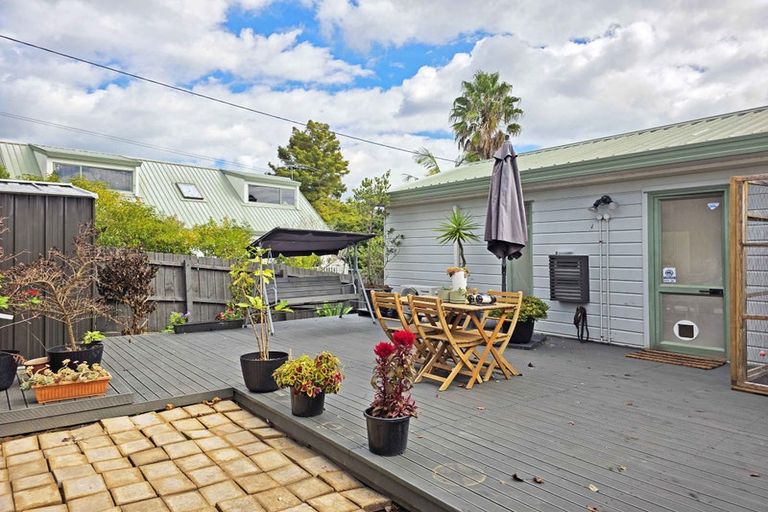 Photo of property in 86a Colwill Road, Massey, Auckland, 0614