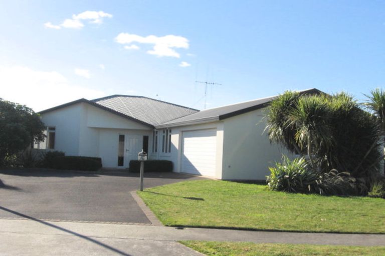 Photo of property in 16 Greenough Place, Rototuna, Hamilton, 3210