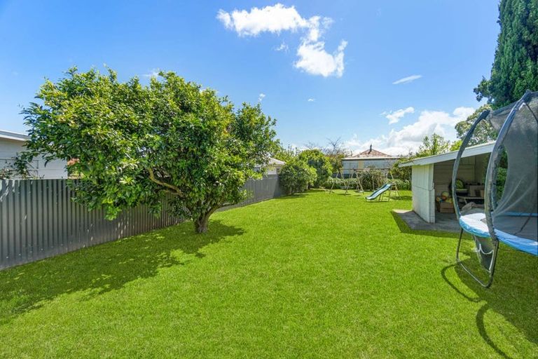 Photo of property in 17 Sackville Street, Martinborough, 5711