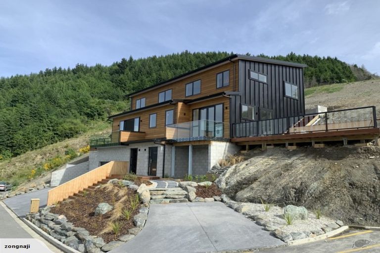 Photo of property in 4 Luckie Lane, Queenstown Hill, Queenstown, 9300