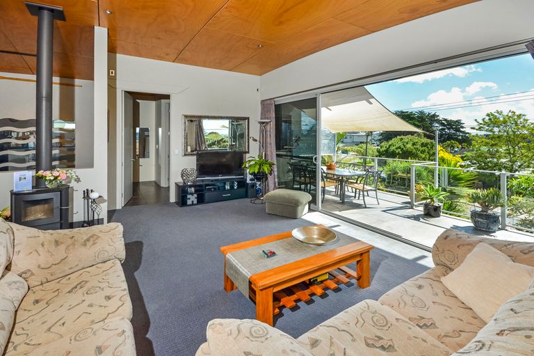Photo of property in 2/19 Tindalls Bay Road, Tindalls Beach, Whangaparaoa, 0930