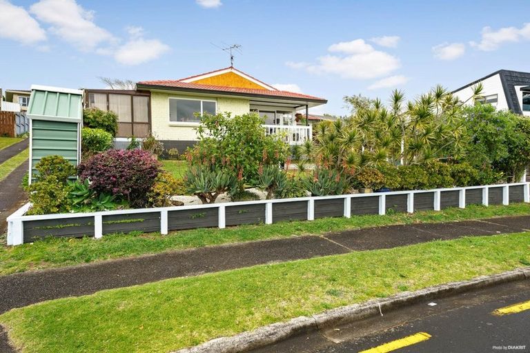 Photo of property in 14 Dalwhinnie Parade, Highland Park, Auckland, 2010