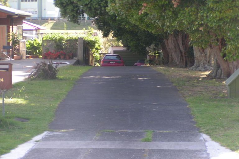 Photo of property in 2/24 Gladstone Road, Northcote, Auckland, 0627