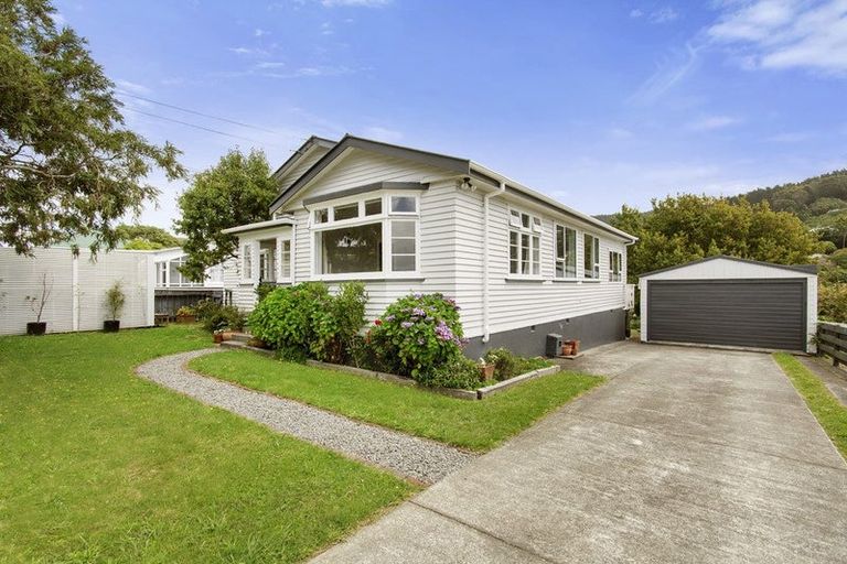 Photo of property in 22 Ngatitoa Street, Tawa, Wellington, 5028