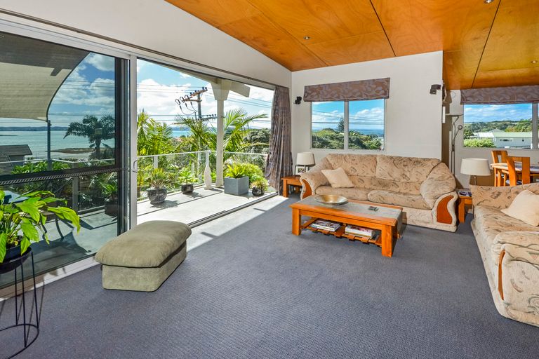 Photo of property in 2/19 Tindalls Bay Road, Tindalls Beach, Whangaparaoa, 0930