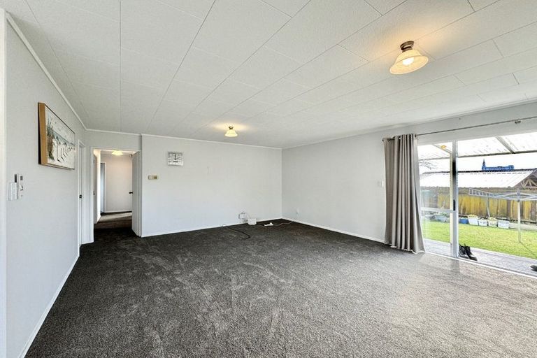 Photo of property in 1/6 Kirklow Place, Goodwood Heights, Auckland, 2105