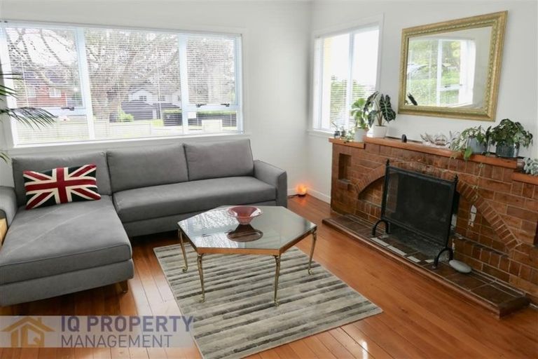 Photo of property in 43 Eastglen Road, Glen Eden, Auckland, 0602