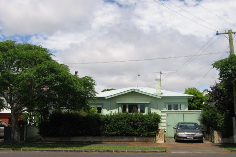 Photo of property in 24 Riro Street, Point Chevalier, Auckland, 1022