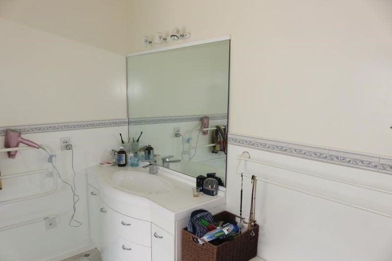 Photo of property in 18 Bennett Grove, Newlands, Wellington, 6037