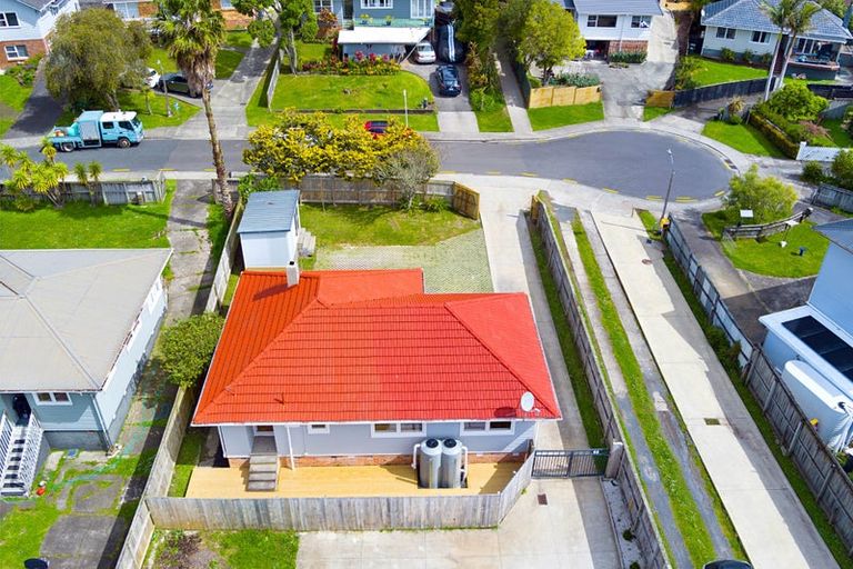Photo of property in 6 Cajero Place, Green Bay, Auckland, 0604