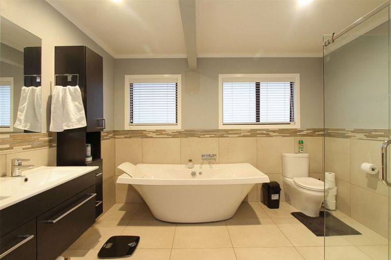 Photo of property in 5 Vela Place, Clarks Beach, 2122