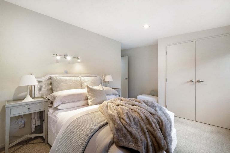 Photo of property in 2/71 Pupuke Road, Northcote, Auckland, 0627