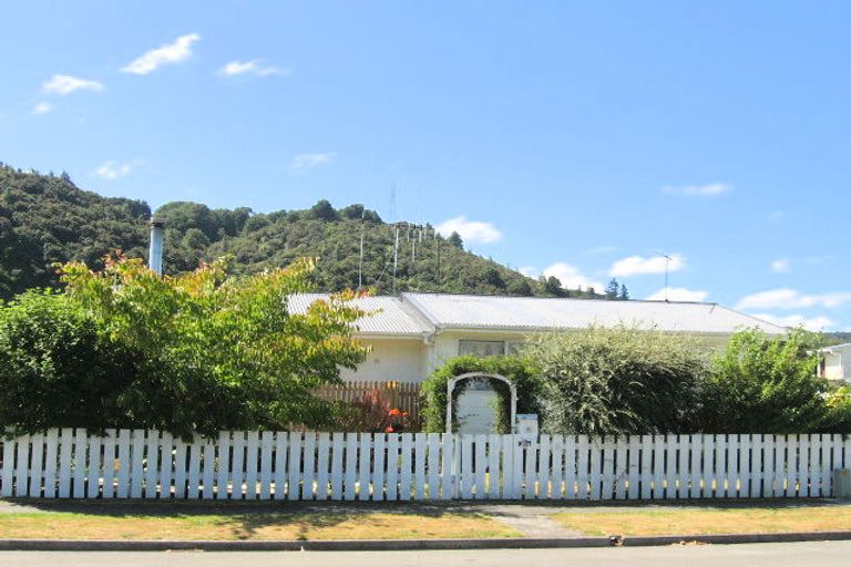 Photo of property in 15 Moonstone Grove, Birchville, Upper Hutt, 5018