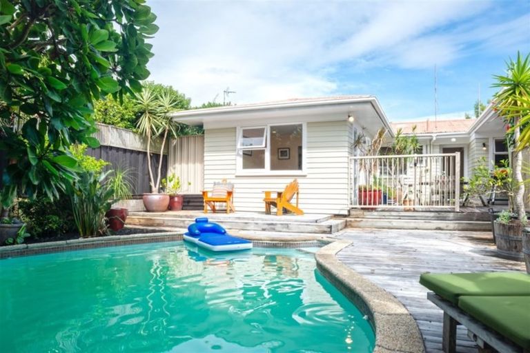 Photo of property in 25 Catalina Crescent, Forrest Hill, Auckland, 0620