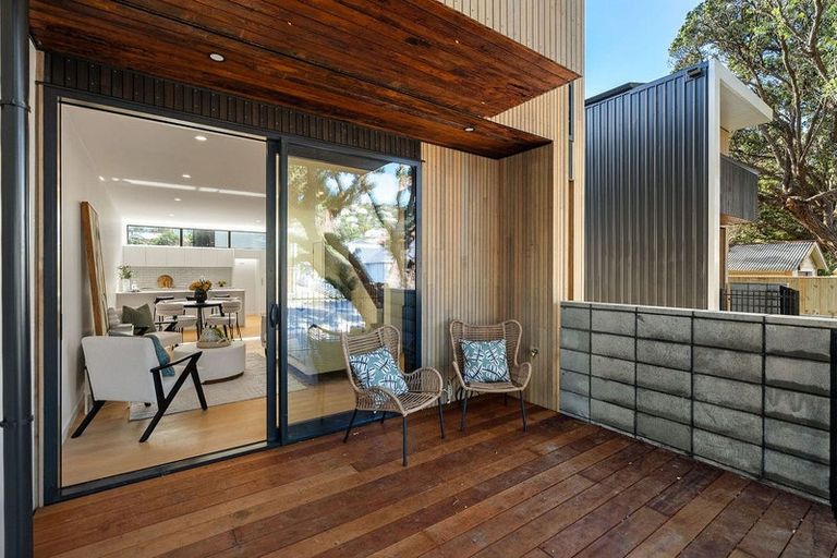 Photo of property in 3/152 The Parade, Island Bay, Wellington, 6023