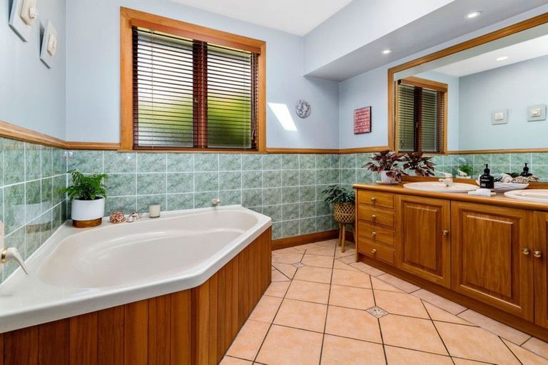 Photo of property in 10 Golf Road, Heretaunga, Upper Hutt, 5018